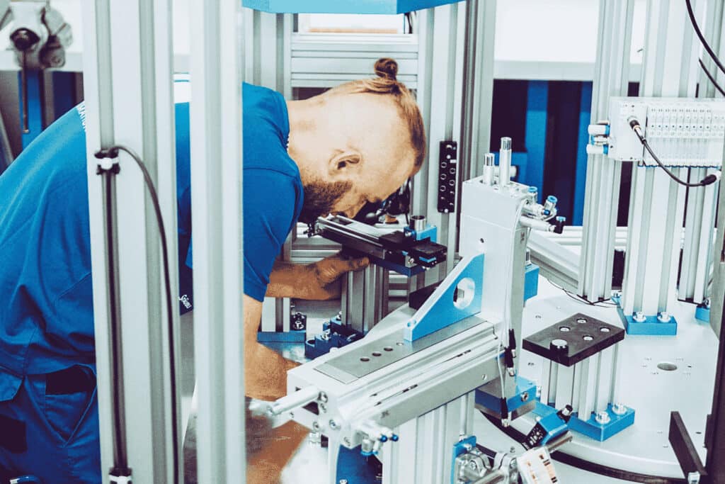 Mitarbeiter von Help-Tec Automation bei der Montage einer individuellen Sonderlösung auf Basis des Robotunits Automatisierungsbaukastens