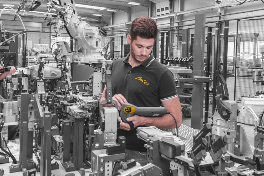 Mitarbeiter von M2O prüft Montageanlage mit Robotunits Komponenten in einer automatisierten Fertigungszelle
