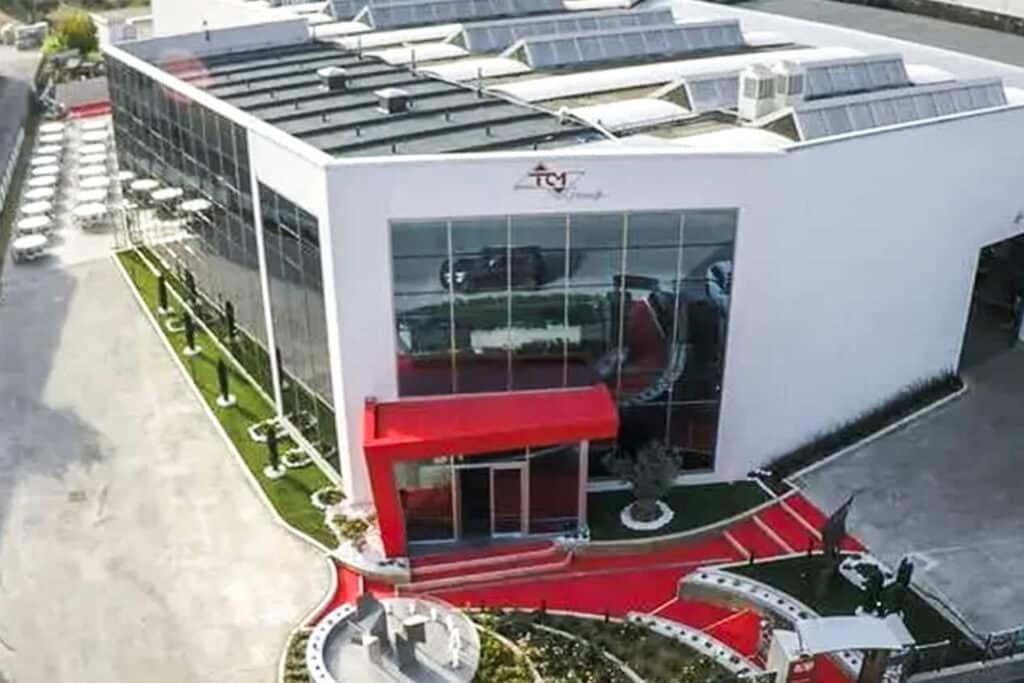 Moderne Firmenzentrale der TCM Group mit großzügiger Glasfassade – Referenzprojekt mit Robotunits Systemlösungen