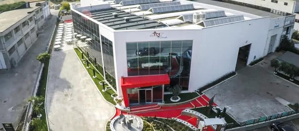 Moderne Firmenzentrale der TCM Group mit großzügiger Glasfassade – Referenzprojekt mit Robotunits Systemlösungen