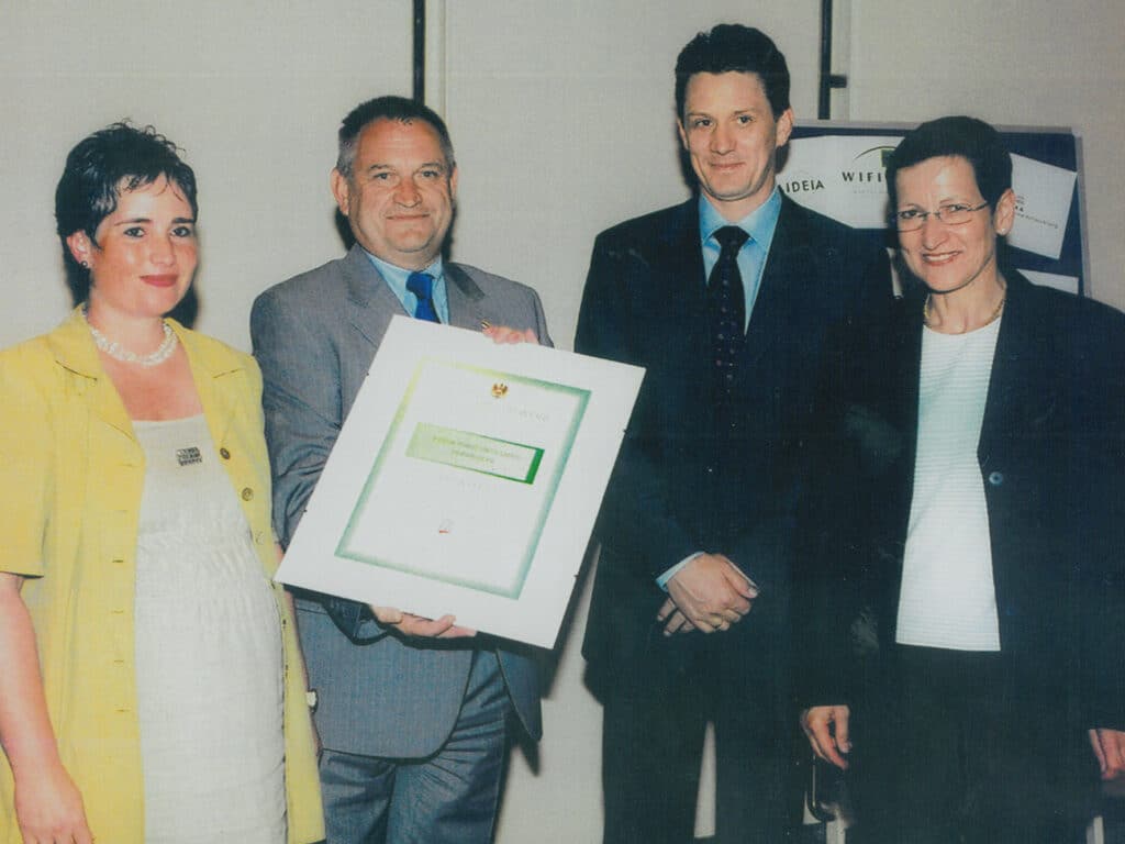 Übergabe der Auszeichnung für das familienfreundlichste Unternehmen Österreichs im Jahr 2002