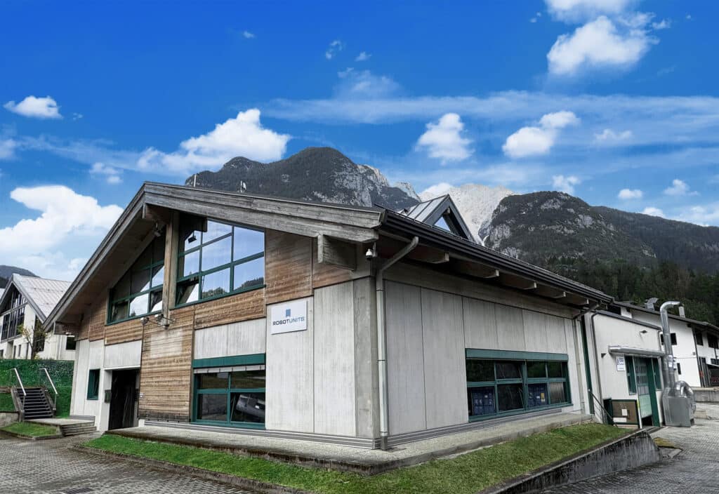 Gebäudeaufnahme von Robotunits Italien in Mitten der Dolomiten.
