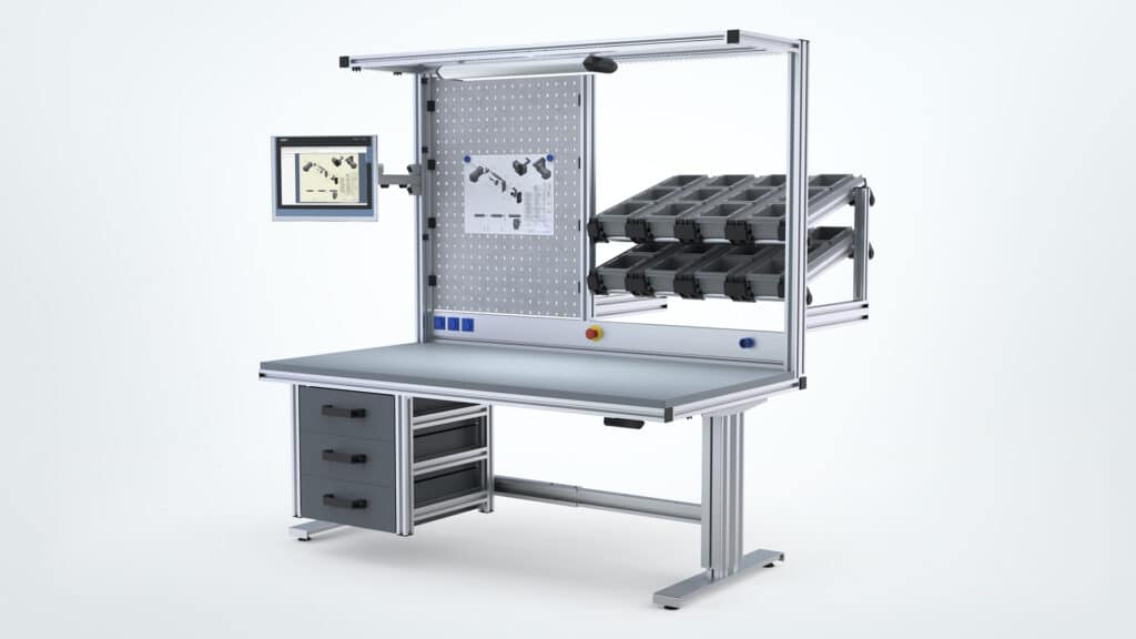 Ergonomischer, modular aufgebauter Arbeitstisch von Robotunits mit individuell anpassbarer Materialbereitstellung. Ausgestattet mit einer stabilen Arbeitsfläche, integrierter Schubladenlösung, flexibler Behälterlagerung, Lochblechrückwand für Werkzeughalterungen, LED-Beleuchtung und einem schwenkbaren Bildschirm für digitale Anleitungen. Ideal für effiziente Montage- und Produktionsprozesse.